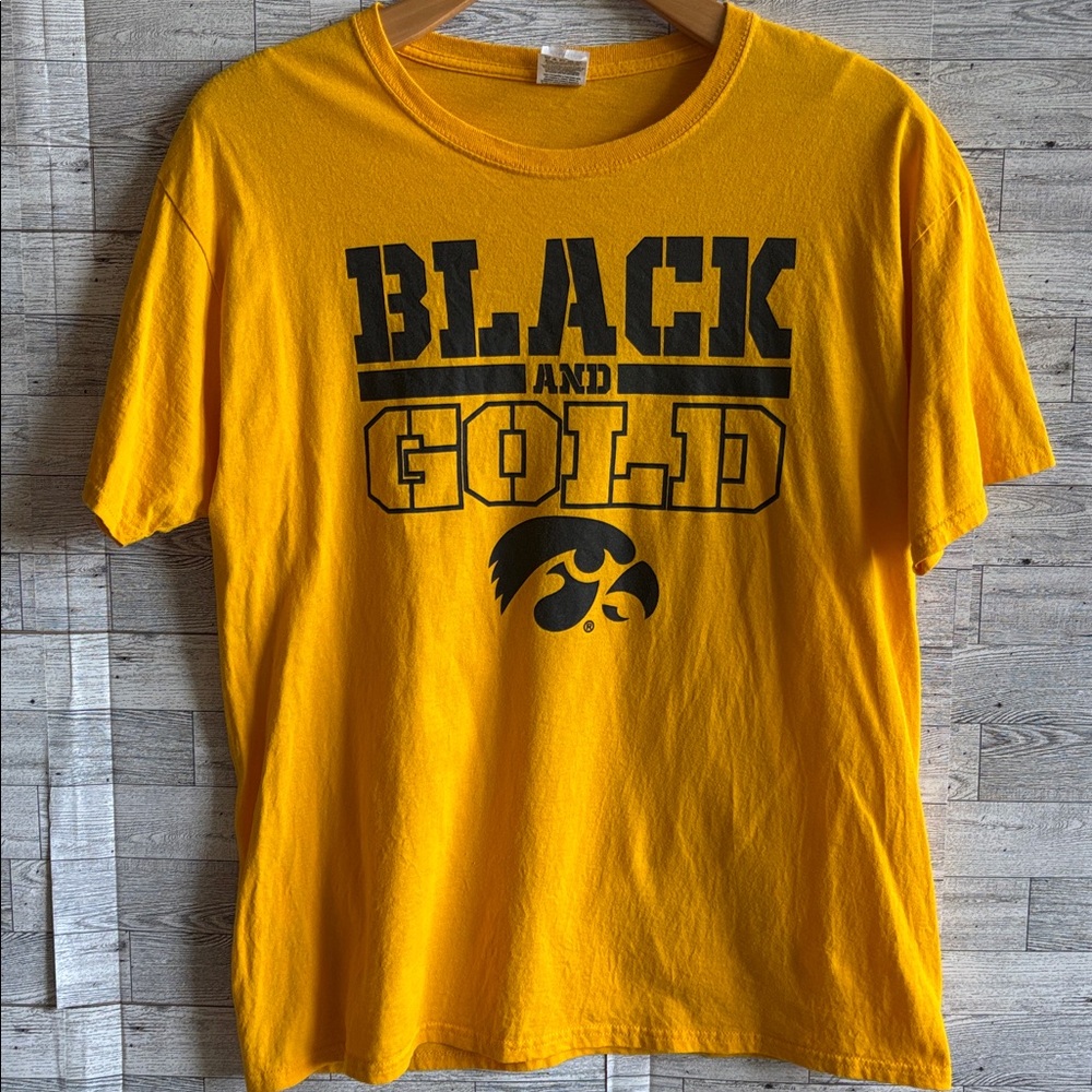 Vintage Iowa Hawkeyes Gold Tee Shirt Size Large Black and Gold‎ Gameday Tailgate